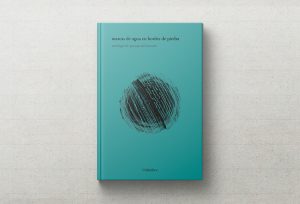 Marcas de agua en bordes de piedra